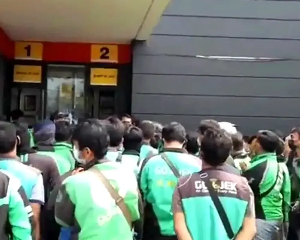 Aktivitas layanan di McDonald's The Park Solo Baru